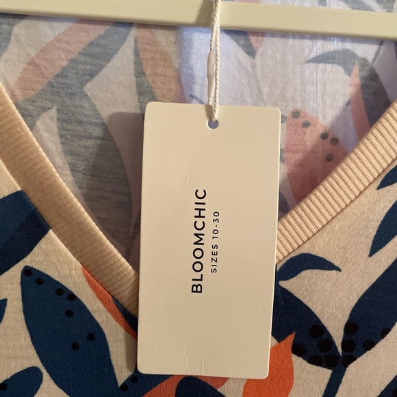 Floral V-Neck Dress - Multicolor - Picture 2 of 4